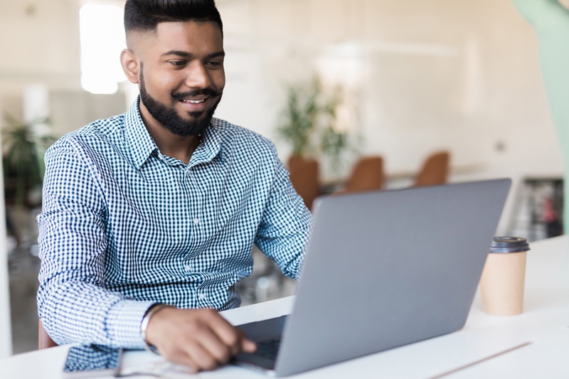 Entenda como um sistema de gestão financeira auxilia no controle de gastos com cartão corporativo