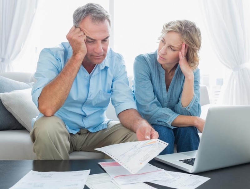 Como lidar com crises financeiras no casamento?