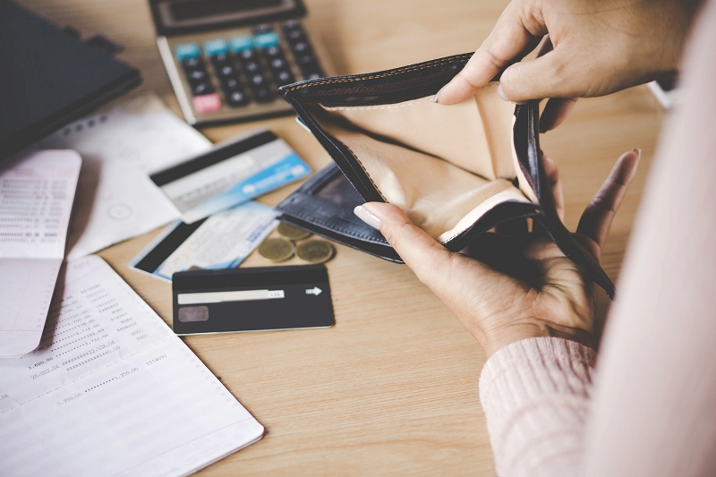 Como lidar com mudanças financeiras após um imprevisto?